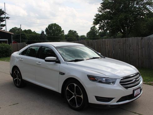 Used 2014 Ford Taurus SEL w/ Equipment Group 201A FWD image 2