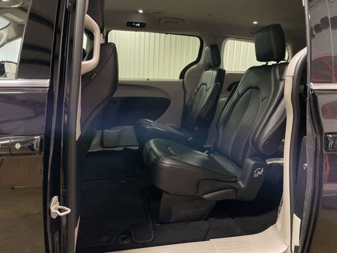 Used 2024 Chrysler Pacifica Touring-L image 23