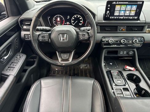 Used 2025 Honda Pilot TrailSport image 11