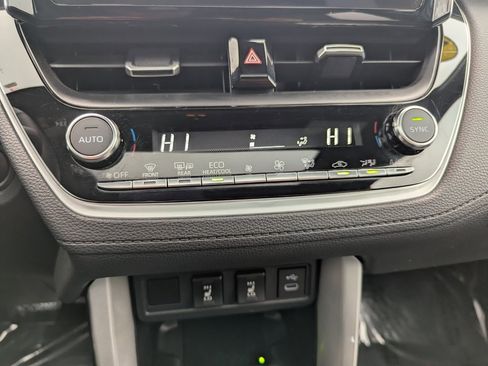 Used 2024 Toyota Corolla Cross XSE image 22