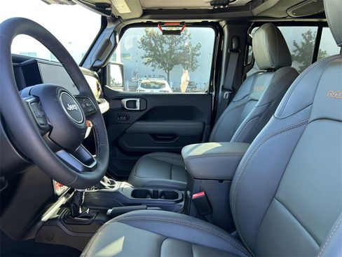 Used 2025 Jeep Gladiator Mojave w/ Safety Group image 13