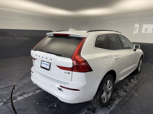 Used 2022 Volvo XC60 B5 Momentum image 11