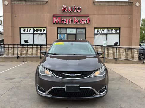 Used 2020 Chrysler Pacifica Touring-L FWD image 2
