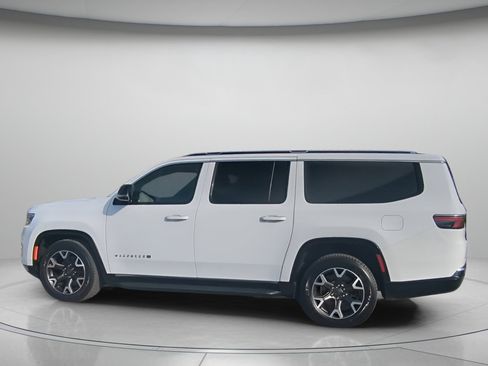 Used 2023 Jeep Wagoneer L Series III w/ Preferred Equipment Group image 18