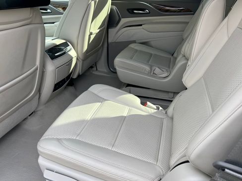 Used 2022 Cadillac Escalade Premium Luxury Platinum image 12