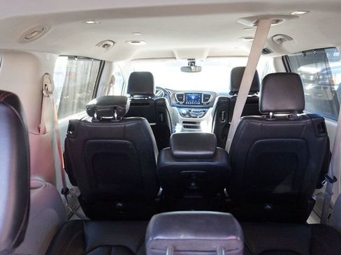 Used 2017 Chrysler Pacifica Touring-L Plus image 10