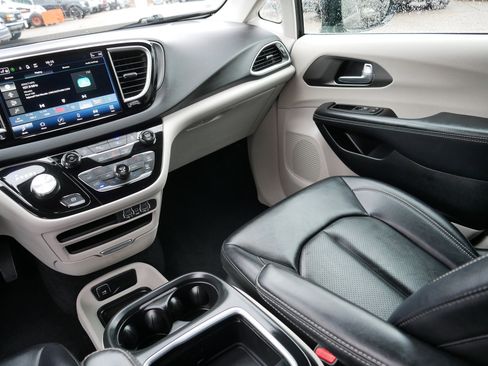 Certified 2024 Chrysler Pacifica Touring-L image 11