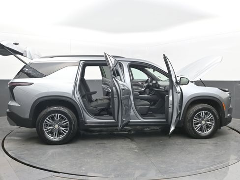 Used 2025 Chevrolet Traverse LT image 43