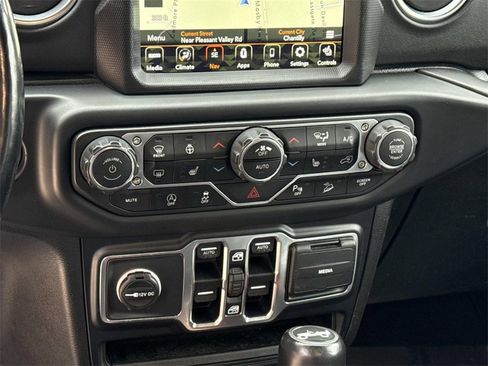 Used 2019 Jeep Wrangler Unlimited Sahara image 23