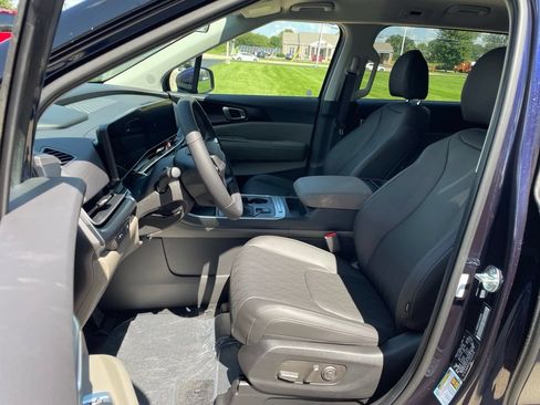 New 2027 Kia Carnival FWD image 8