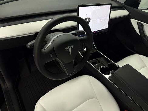 Used 2021 Tesla Model Y Performance image 10