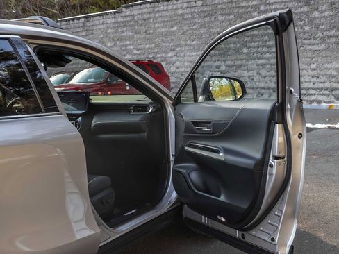 Used 2024 Toyota Venza Limited image 15