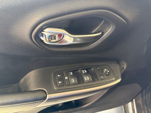 Used 2019 Jeep Cherokee Latitude Plus FWD image 19