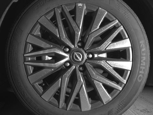 Used 2025 Nissan Altima 2.5 SV FWD image 12