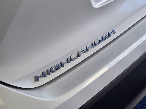 Used 2023 Toyota Highlander LE image 32