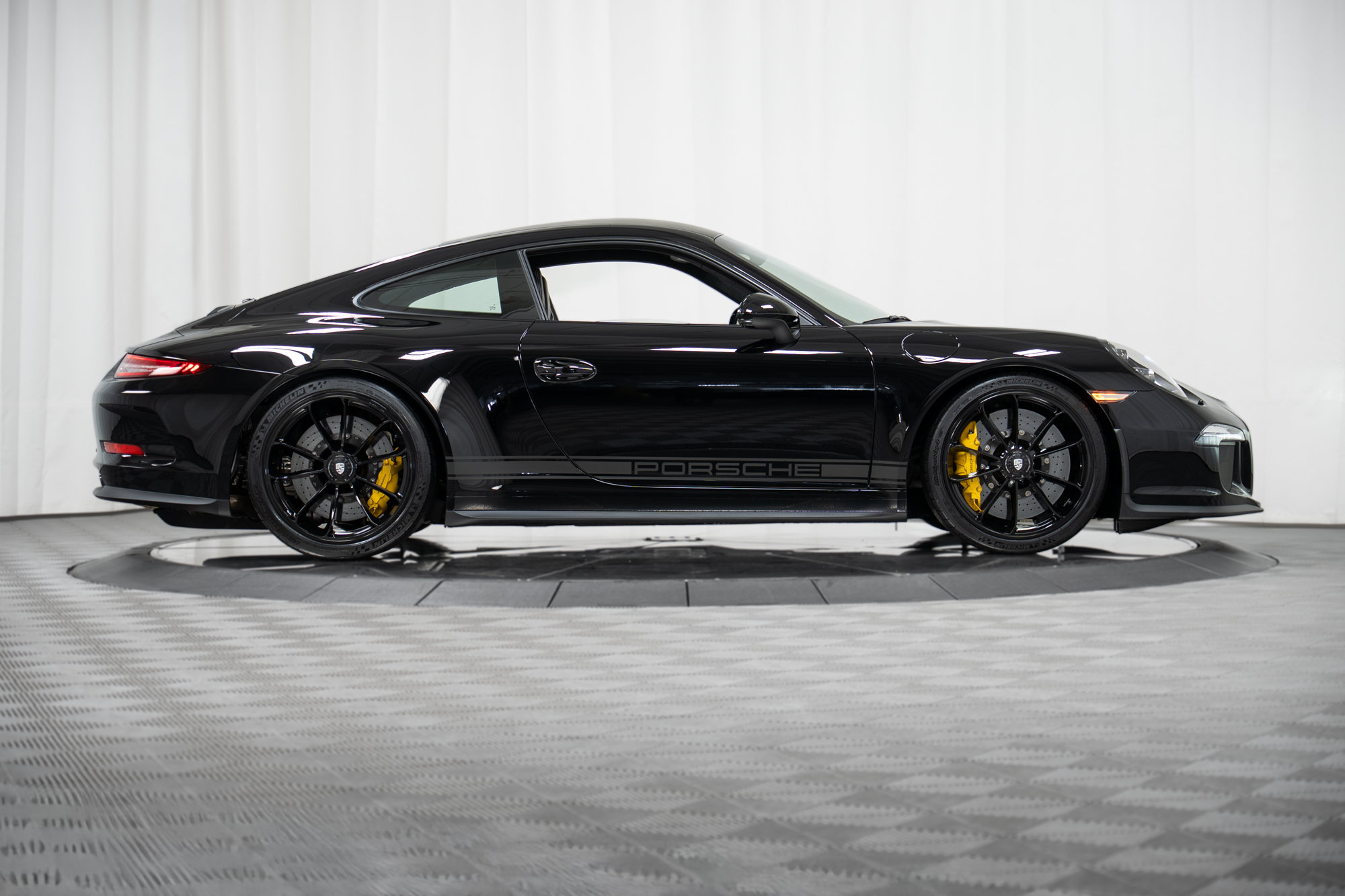 Used 2016 Porsche 911 R RWD image 54