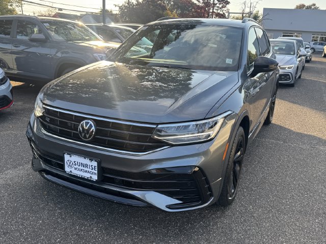 Used 2024 Volkswagen Tiguan SE R-Line AWD/4WD image 8