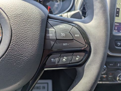 Used 2023 Jeep Cherokee Altitude Lux image 18