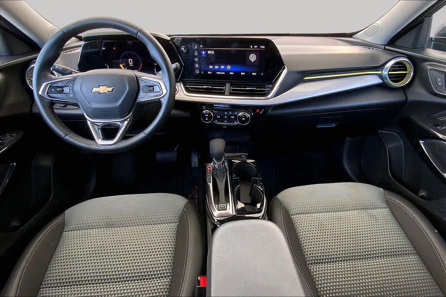 Used 2025 Chevrolet Trax LT w/ LT Convenience Package FWD image 16