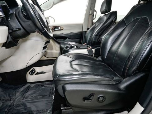 Used 2018 Chrysler Pacifica Touring-L image 9