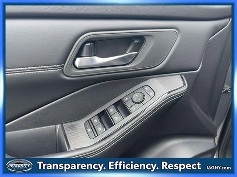 Used 2024 Nissan Rogue SV w/ SV Premium Package image 17