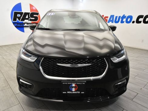 Used 2024 Chrysler Pacifica Touring-L FWD image 8