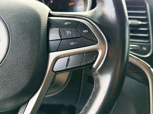 Used 2020 Jeep Grand Cherokee Laredo image 32