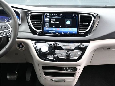 Used 2023 Chrysler Pacifica Touring-L image 11