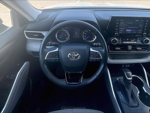 Used 2021 Toyota Highlander LE FWD image 13