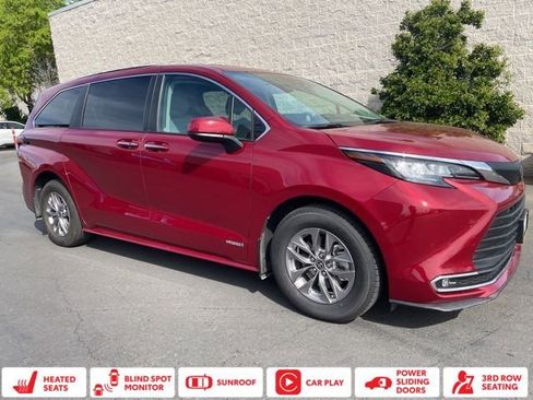 Used 2021 Toyota Sienna XLE image 1