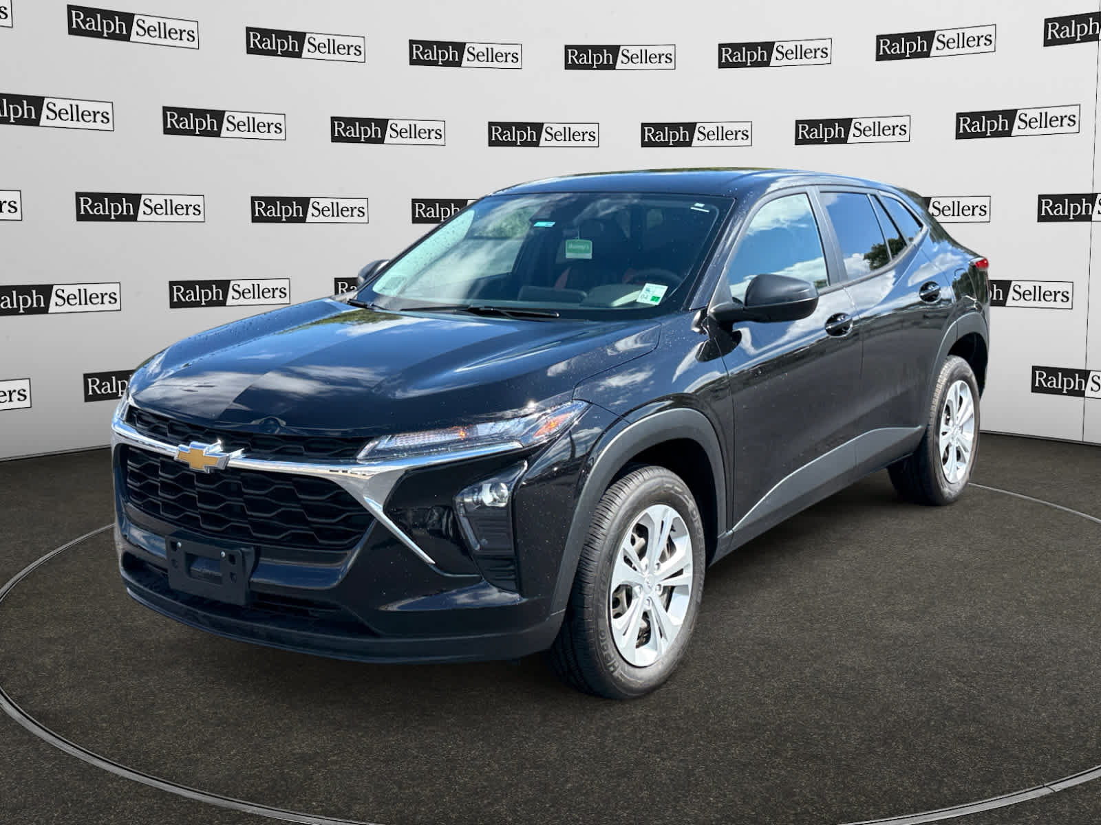 Used 2024 Chevrolet Trax LS w/ Driver Confidence Package FWD image 2