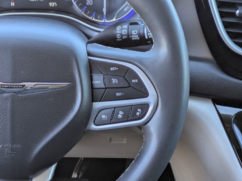 Used 2023 Chrysler Pacifica Touring-L image 23