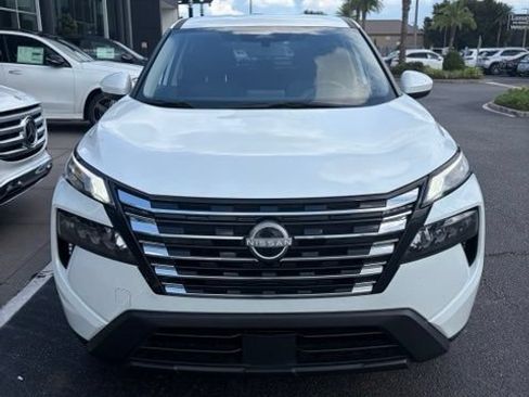 Used 2025 Nissan Rogue SV AWD/4WD image 2