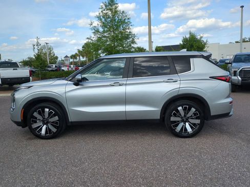 Used 2025 Mitsubishi Outlander SE FWD image 3