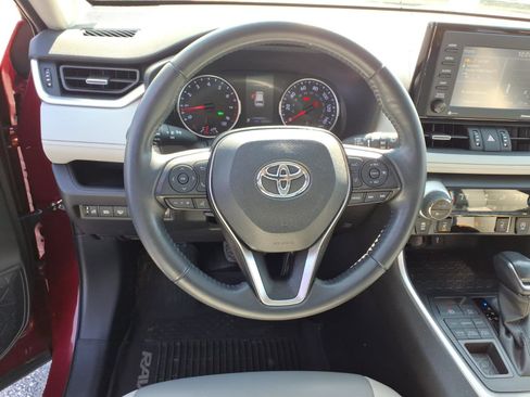 Used 2021 Toyota RAV4 XLE Premium AWD/4WD image 8