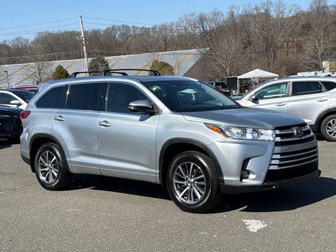 Used 2018 Toyota Highlander XLE image 1
