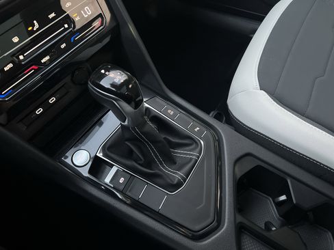 Certified 2025 Volkswagen Taos SE image 24