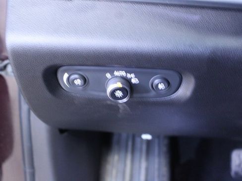 Used 2018 Chevrolet Traverse LT image 13