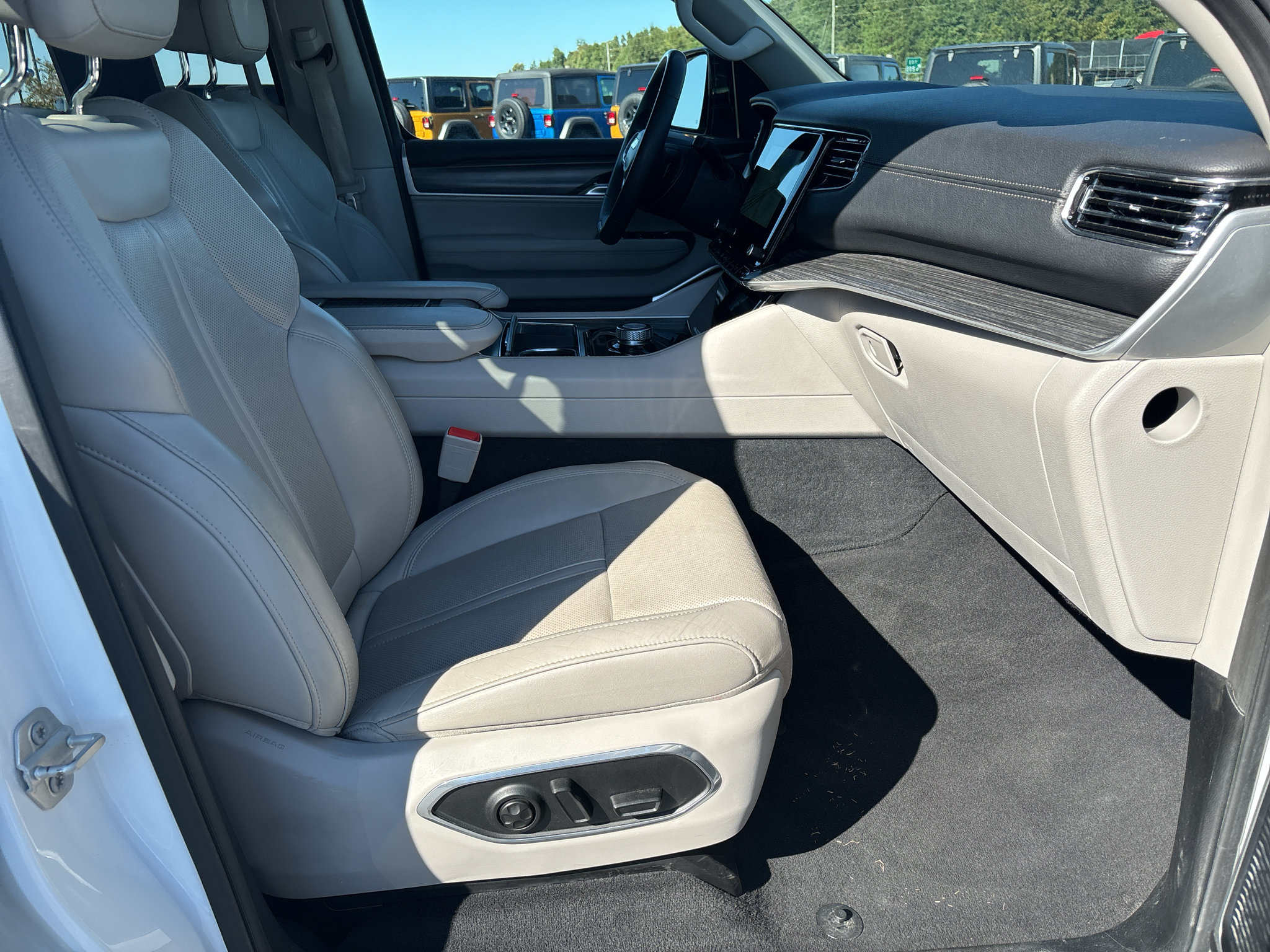 Used 2024 Jeep Wagoneer L Series II RWD image 22