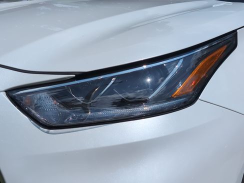Used 2023 Toyota Highlander Limited FWD image 6
