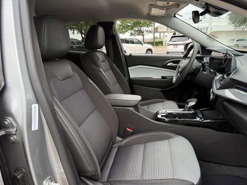 Certified 2025 Chevrolet Trax LT image 30