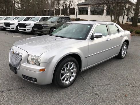 Used 2010 Chrysler 300 Touring image 7