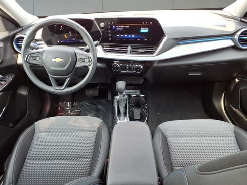 Used 2025 Chevrolet Trax LT FWD image 9