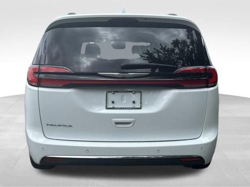 Used 2021 Chrysler Pacifica Touring FWD image 4