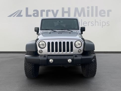 Used 2014 Jeep Wrangler Unlimited Rubicon w/ Connectivity Group AWD/4WD image 8
