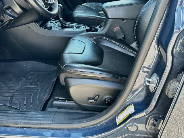 Used 2019 Jeep Cherokee Latitude Plus w/ Trailer Tow Group AWD/4WD image 19