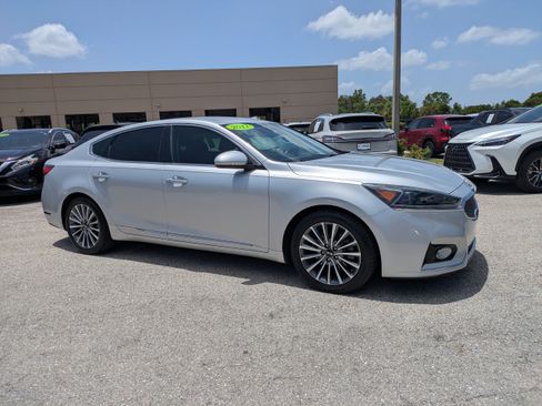 Used 2017 Kia Cadenza Premium FWD image 2