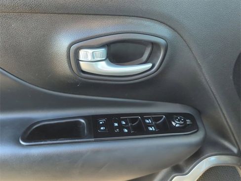 Used 2023 Jeep Renegade Latitude image 13