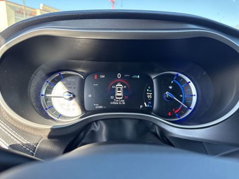 Used 2023 Chrysler Pacifica Touring-L image 15