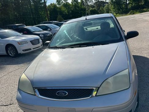 Used 2005 Ford Focus SE FWD image 2